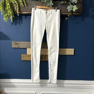 Hollister White Super Skinny Jeans NWOT Sz 1R. 25/31